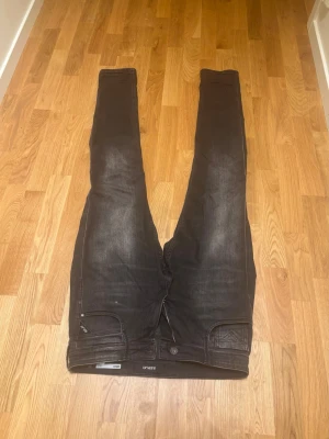 Replay anbass slim - Svarta replay anbass slim fit, sköna jeans som jag växt ur och inte använt så mycket, hör av er om ni har några frågor!