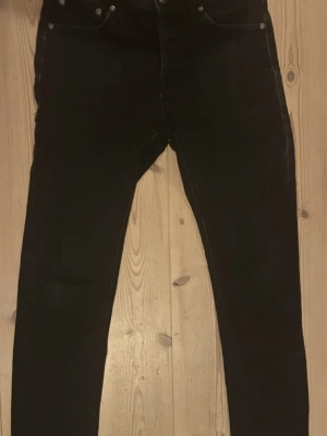 Svarta Slim Glenn jeans - Säljer ett par svarta Slim Glenn jeans från Jack & Jones. Jeansen har en slim passform och klassisk femficksdesign. Tillverkade i stretchig bomullsblandning för extra komfort. Perfekta för dig som gillar en smal siluett och stilren look.