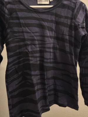 Mörkblå zebramönstrad topp Mini Rodini barn 122/128 - Säljer en långärmad topp från Mini Rodini i mörkblått/mörklila med svart zebramönster. 