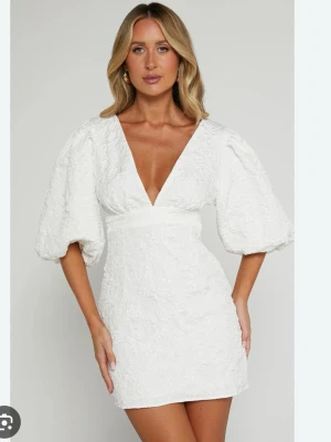 Vit klänning från Showpo - SÖKER denna vita klänning från Showpo i storlek Xs/S eller motsvarande. Hör gärna av dig om du har en som du vill sälja, är villig att betala bra!!💞