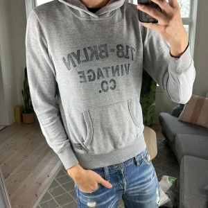 Stickad vintage hoodie grå  - Väldigt trendig och stilren passar till alla tillfällen. Mått: A:49cm B:43cm C:38cm D:62cm. Skriv vid fundering. Pris sänks vid snabb affär.