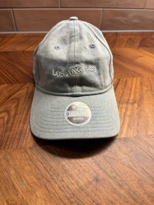 Snygg keps till salu! - Knappast använt denna kepsen, väldigt snygg och bra skick men sitter inte så bra på just mig 