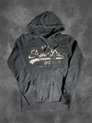 Superdry hoodie - En riktigt fet superdry hoodie som är i bra skick👍 det är bara fråga vid funderingar👌 