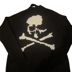 Mastermind crewneck  - Stickad svart tröja med stor vit dödskalle och korslagda ben på bröstet. Tröjan har rund hals, långa ärmar och ribbade muddar vid ärmslut och nederkant. Materialet känns mjukt och passar dig som gillar alternativ stil.