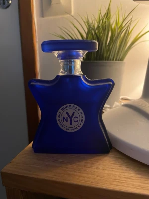 Bond No. 9 NYC Scent of peace of him - Upptäck The Scent of Peace for Him från Bond No. 9. Eau de Parfum spray, 50 ml. Tillverkad i USA. En ikonisk flaska som sticker ut i samlingen och passar dig som vill ha något unikt. Inprincip helt ny bara några sprut taget. Äkta