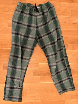 Rutiga pyjamasbyxor - Mycket bra skick på dessa pyjamasbyxorna då de bara är använda 3 gånger. Medels efter mått🫶🏼