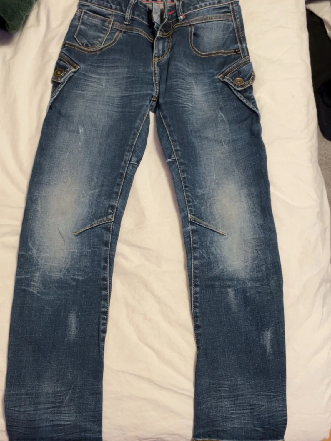 Blå jeans med stora bakfickor