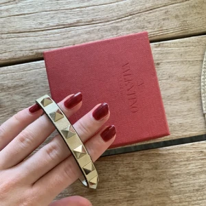 Valentino armband - Så fint valentino armband i beige! Tecken på användning men inget som märks av tydligt förutom ytterst lite på insidan🤍🤍🤍🤍