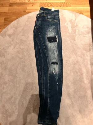 Dsquared2 jeans  - Säljer dessa snygga dsq2 jeans i blå färg, de är storlek 44 i dsquared storlek men passar mig perfekt som är cirka 175. 