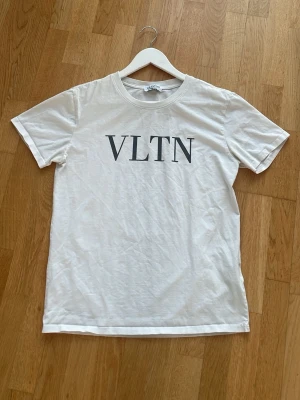 Valentino T-shirt - En snygg Valentino T-shirt. Lite fläckig som ni ser. Storlek M men passar även S. Skriv om ni har nån mer fråga!