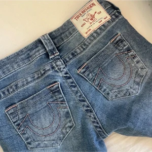 Blå True Religion jeans med rosa fickor - Superfina true religion jeans med rosa fickor, bra sick men slitna nertill då som är för långa för mig. Är inte helt säker på om ja vill sälja dom därav priset💕