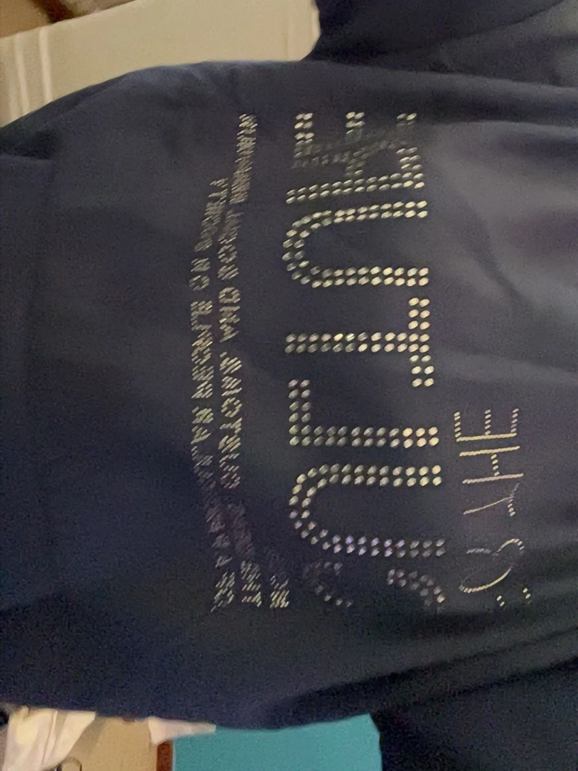 Mörkblå hoodie med strasstext