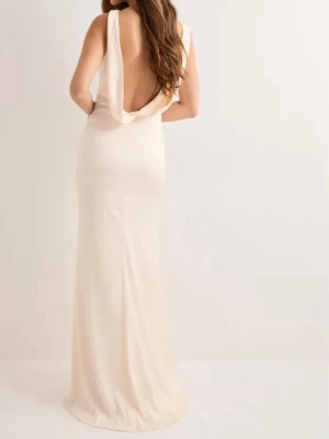 Balklänning/fest klänning Nelly  - Ny oanvänd fest och balklänning från Nelly.com i storlek 34. Stunner Satin Dress. Champagne färg. Med etikett kvar. Säljer för jag köpte en annan. Slutsåld storlek på hemsidan 