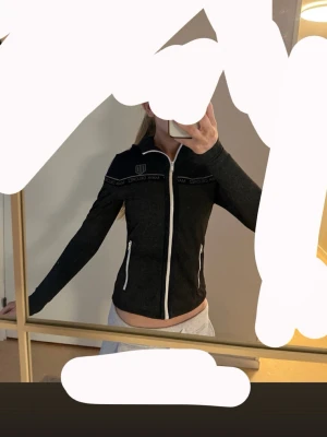 Maya delorez ridtröja  - Kostar 999 ny!!! Knappt andvänd!! Jätte fin grå/ marinblå Maya delorez ridtröja med detaljer av md loggan storlek xxxs (passar mig som är 163)  säljer endast för den inte andvända längre 