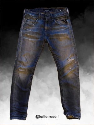 Replay jeans - Säljer dessa replay jeans med snygga slitningar och mindre hål på baksidan. De är i modellen ”Masig” och är i storlek W30 L32. Mått - Längd 100cm, midja 40cm