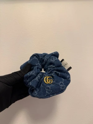 Scrunchie gucc’i  - Finns i båda blått och brunt 