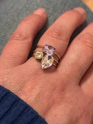 Ring med slät design - Snygg och stilren ring i guld med slät yta och klassisk rund form. Perfekt för dig som gillar minimalistiska accessoarer och vill ha något som passar till många olika stilar. Materialet är äkta stål och ringen har en enkel, tidlös look.