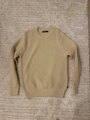 Beige J Lindeberg tröja - Beige stickad tröja från J.Lindeberg. Aldrig använd men inga taggar finns kvar. 