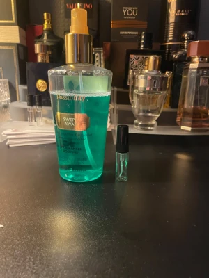 Passionity Swept Away Body Mist 4 ml sample  - Fräsch body mist med noter av grapefrukt och bergamott. Perfekt för dig som vill ha en lätt och uppfriskande doft.