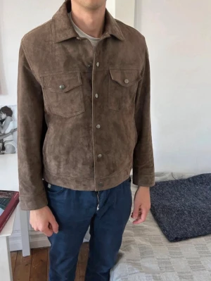 Mocka jacka - Hej, säljer nu denna helt sinnessjukt snygga mockajacka ifrån these glory days. | Otroligt unik och exklusiv jacka som passar till allt. | Otroligt skön inuti | Väldigt bra skick och de är äkta läder. | Modellen är 176 cm lång. | Hör av er vid frågor!🌟