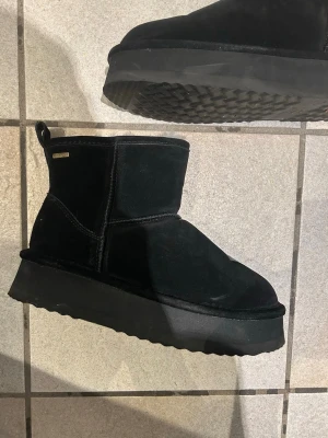 Axelda boots med klack - Säljer ett par svarta boots från Axelda i mjuk mocka med fluffigt foder och rejäl plattformsula. Skorna är vattentäta och använda endast två gånger. Nypris 1000kr. Priset kan diskuteras vid snabb affär