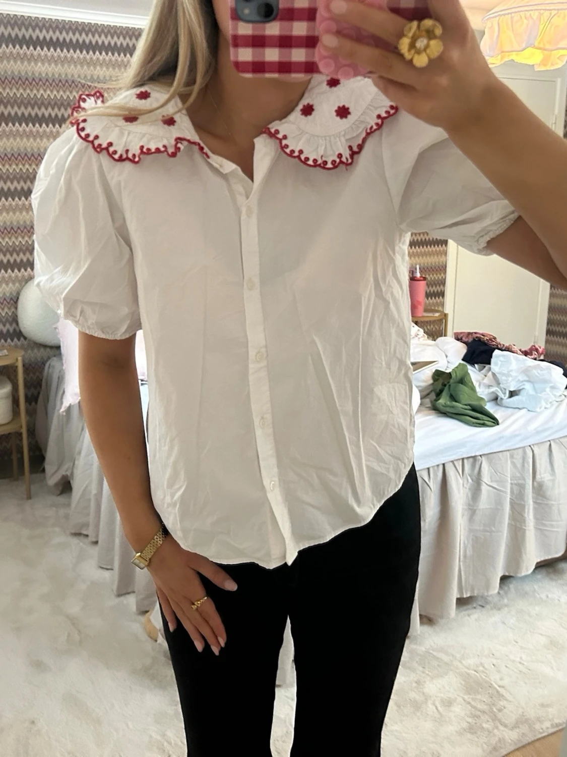 Vit blus med puffärm och broderad krage