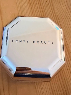 Fenty Beauty Pro Filt'r Instant Retouch Setting Powder - Fenty Beauty Pro Filt'r Instant Retouch Setting Powder.  Färg: Banana 03 Säljer Fenty Beauty Pro Filt'r Instant Retouch Setting Powder, inköpt på kicks men säljer den pga av fel färg, endast öppnad och testad på handen med borste.  Nypris 499kr