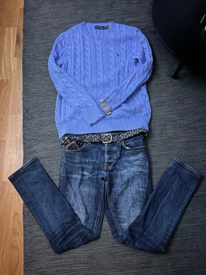 Nudie Jeans blå jeans W30 L32 - Säljer ett par klassiska blå jeans från Nudie Jeans. De har perfekt passform och mkt sköna. Detta är ett ryktigt schysst par, med riktigt fet tvätt och slitningar. De är i storlek 30/32 (W30 & L32). De passar väldigt bra till nästan allt, vilket gör dem väldigt lätt att matcha. Jag skulle säga att 329kr är ett väldigt bra pris för ett par i detta skick och utseende! Nypris: 1800 typ & skick: 9,5/10 (nästan nya). Hör bara av dig vid minsta fundering och priset är inte hugget i sten! Mvh Erik!