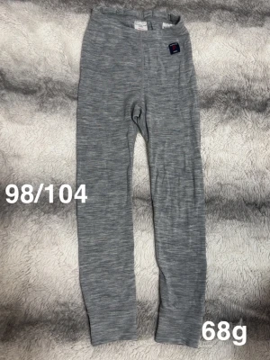 Grå leggings i merinoull Polarn O. Pyret - Mysiga gråmelerade leggings från Polarn O. Pyret i mjuk merinoull. Perfekta som underställ eller för extra värme under kalla dagar. 🌸 Två revor. Lite noppor på sömmar. Storlek 98/104