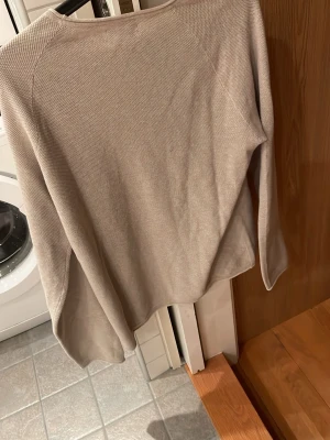 Beige stickad tröja Jack & Jones - Säljer en beige stickad tröja från Jack & Jones. Tröjan har rund halsringning och långa ärmar. Enkel och stilren design som passar perfekt till lager på lager under höst och vinter. Skön och mjuk känsla tack vare materialet.