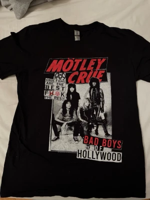 Svart Mötley Crüe t-shirt - Svart t-shirt med Mötley Crüe tryck! Storlek M men passar även S bra! Använd ett par gånger men har inga synliga fel!