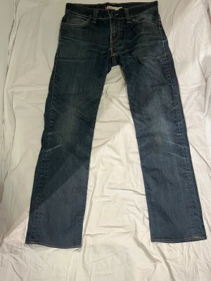Levis - Hej! Säljer ett par Levis jeans i storleken W32. (Passform Slim). Det är i fint skick och har inga hål eller defekter. Har ni några frågor är det bara att säga till! MVH 