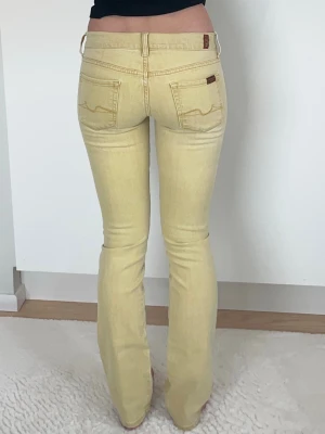 Gula bootcut jeans  - Superfina gula vintage bootcut jeans 💕💕 jag är 170 cm
