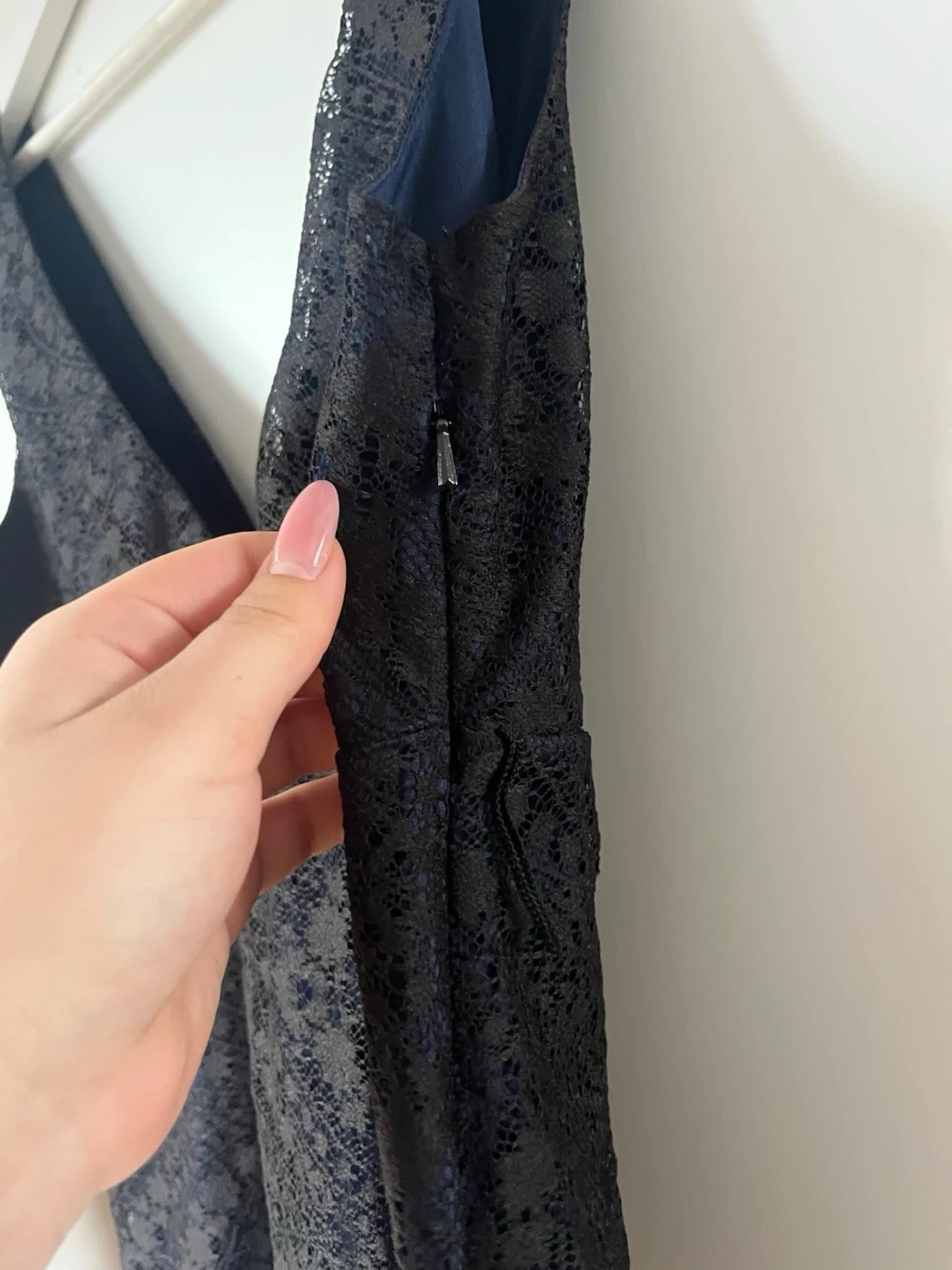 Svart spetsblus med omlott och v-ringning - 2