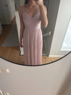 Ljusrosa långklänning  - Superfin ljusrosa långklänning med smala axelband.