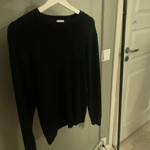 Crewneck tröja John Henric - Säljer denna snygga stickade crewneck tröja från John Henric. Tröjan är i ett väldigt bra skick men tröjan är S men passar bäst som XS