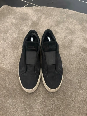 Axel arigato laceless 360 - säljer dessa arigatos då jag har köpt nya finns en liten olämplig sak under sulan som jag inte lyckas få bort men inget man tänker på. helt ok skick. storlek 47 men sitter som 46-45
