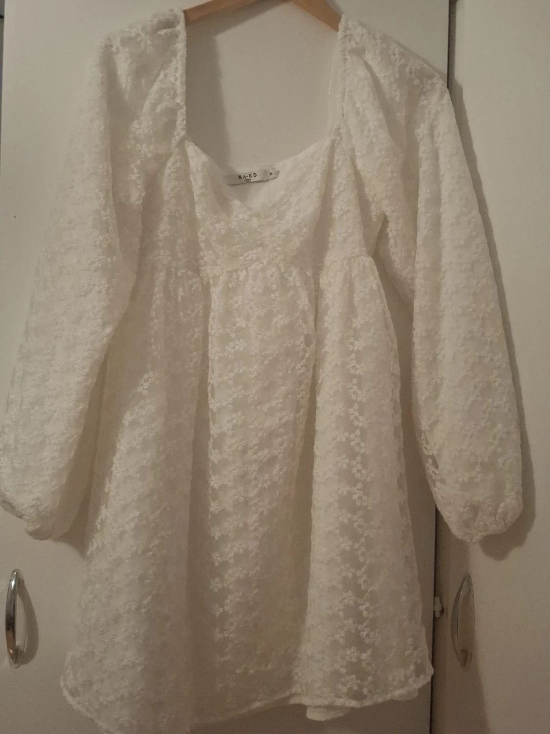 Vit spetsklänning från NA-KD