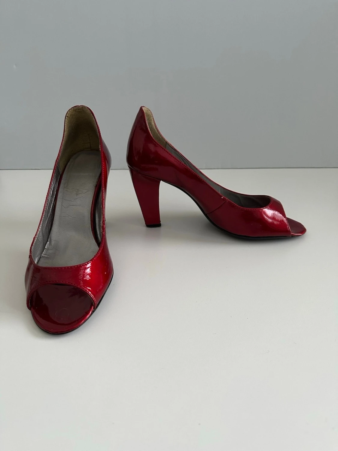 Röda pumps med öppen tå - 2