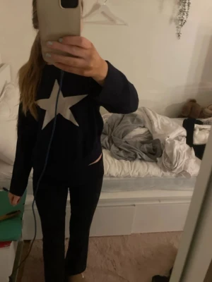 Mörkblå tröja med stor vit stjärna - Funkar om man har 160 också. Säljer en mörkblå tröja med en stor vit stjärna på bröstet. Tröjan har rund halsringning och långa ärmar. Materialet känns mjukt och skönt, perfekt för kyligare dagar. Enkel men ändå statement med den stora stjärndetaljen framtill.