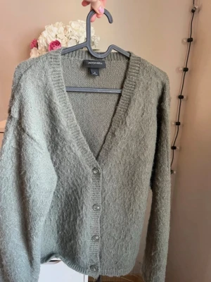 Grön stickad kofta - Superfin stickad kofta från Monki som inte kommer till användning 