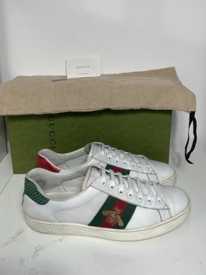 Gucci ace skor  - Säljer nu dessa snygga Gucci ace skor i uk 9 som motsvarar storlek 43, dustbag och Gucci papper ingår men ej box, skriv för fler bilder/frågor🙌🏼