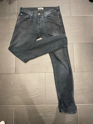 Acne vintage jeans - Säljer ett par mörkblå jeans från Acne Studios, modell ROC/LANA BLUE. Klassisk femficksmodell med raka ben och normal passform. Jeansen är tillverkade i 100% bomull och har en snygg tvättad finish. Perfekta till en avslappnad stil.