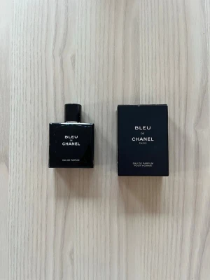 Bleu de Chanel EdP 50ml - Stilren och ikonisk herrparfym från Chanel. Eau de Parfum-variant i smidig 50 ml flaska. Tillverkad i Frankrike. Perfekt för dig som vill ha en klassiker i samlingen. Har använt max 1 gång, alltså är det 49 ml kvar