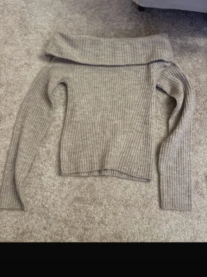 Stickad tröja  - Begie stickad off shoulder tröja 