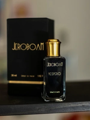Jeroboam Vespero, niche parfym - En jättefin niche doft från franska Jeroboam, med äpple, citrus, läder och trä. Påminner en aning om både Aventus och Tuscan Leather, så syrliga frukter med smooth läder. Nästan full, ca 27/30ml. Kan vara öppen för byten.