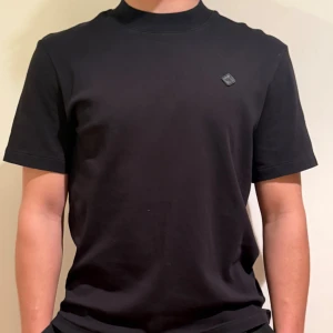 Svart j.lindeberg T-shirt  - Säljer min svarta J.lindeberg T-shirt som är i mycket bra skick, knappt använd. Priset går att diskutera vid snabb affär. Skickar snarast!