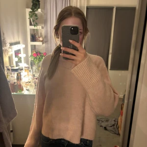 Ljusrosa stickad tröja från Gina Tricot -  ljusrosa stickad tröja från Gina young i storlek 158/164 med breda ribbade muddar vid ärmslut och nederkant. 