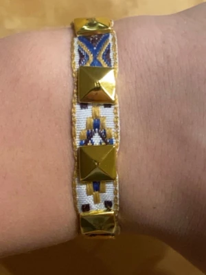 Unikt armband  - INTE VALENTINO! Ett riktigt fett armband som liknar ett populärt Valentino armband! Dessa armband är limiterade och väldigt unika och är för dig som vill sticka ut och få många komplimanger! Passar alla då armbandenr flätade och det går smidigt att ställa in sin storlek. Har fler armband på min profil så in o checka😁🙌🏼