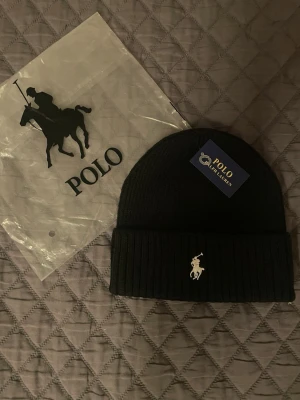 Svart Ralph lauren mössa - Helt ny, one size. Perfekt för vintern.                            Fast pris på 229, hör gärna av er vid frågor!                Fraktar snabbt📦